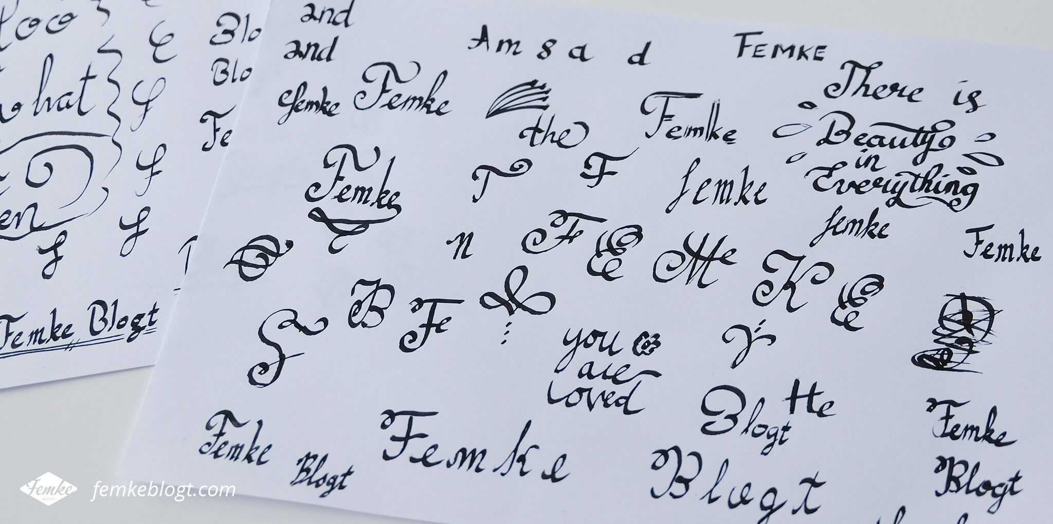 sierlijke kalligrafieletters oefenen