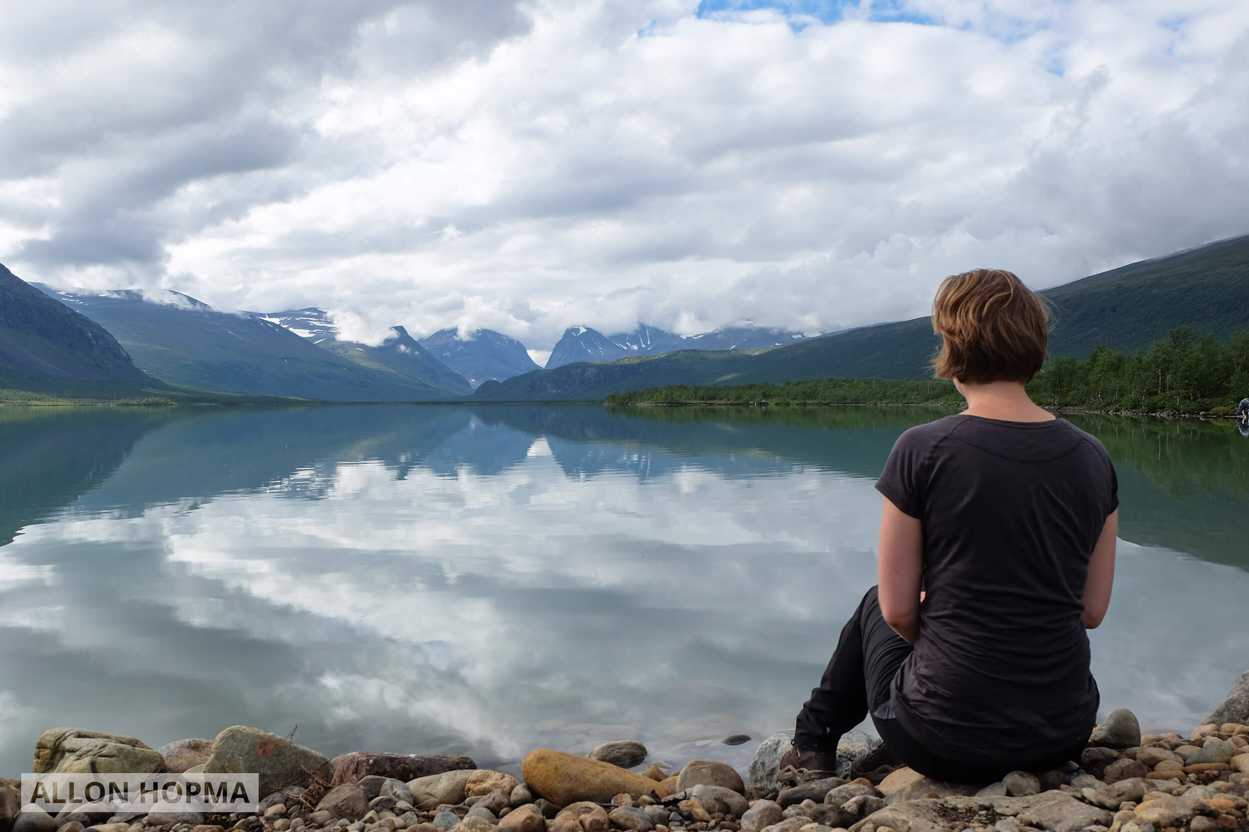 Femke at lake while hiking the Fjällräven Classic