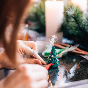Kerstdecoratie maken met FIMO klei | Maak leuke kerstdecoratie met FIMO klei zoals dit leuke kerstboompje