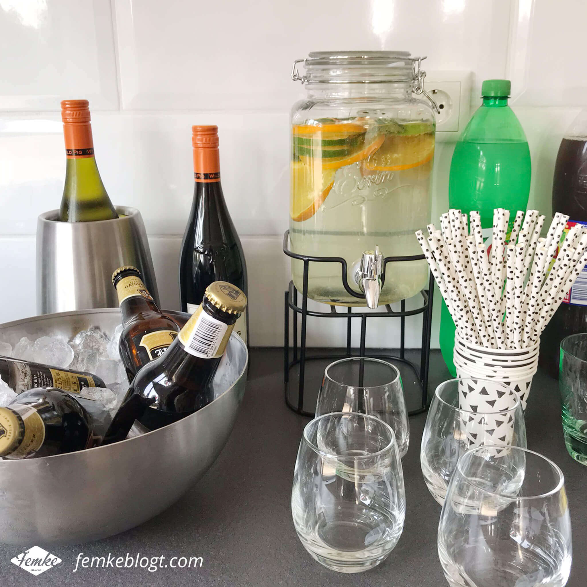 Onze housewarming | Verschillende dranken en fruitwater in een handige drankdispenser met kraantje.