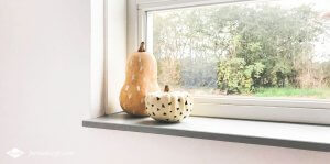Haal de herfst in huis met pompoenen. Een simpele DIY voor leuke herfst decoratie: pompoenen versieren!