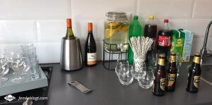 Onze housewarming | De dranken met fruitwater in een drankdispenser, feestelijke bekers en rietjes