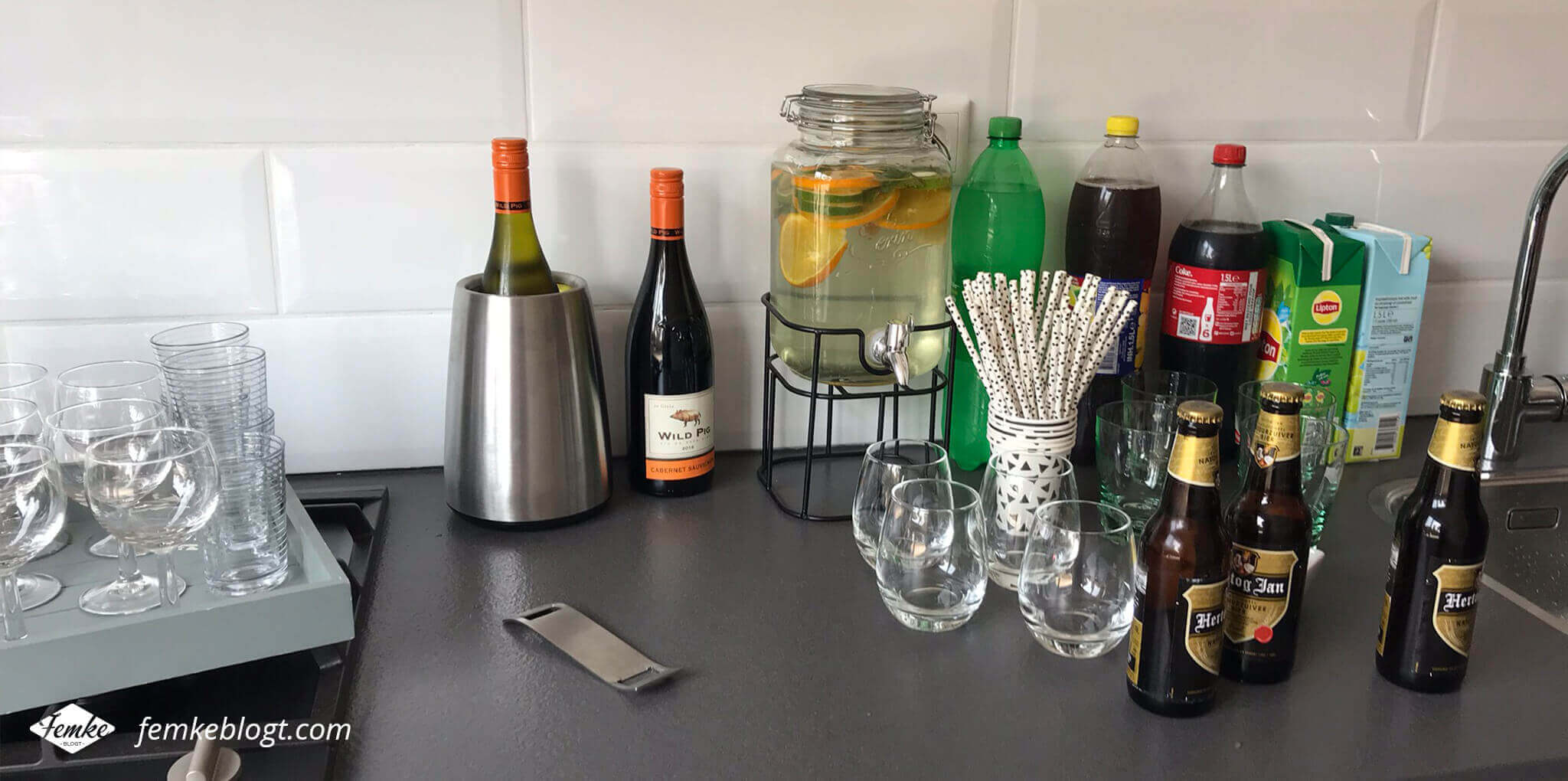 Onze housewarming | De dranken met fruitwater in een drankdispenser, feestelijke bekers en rietjes